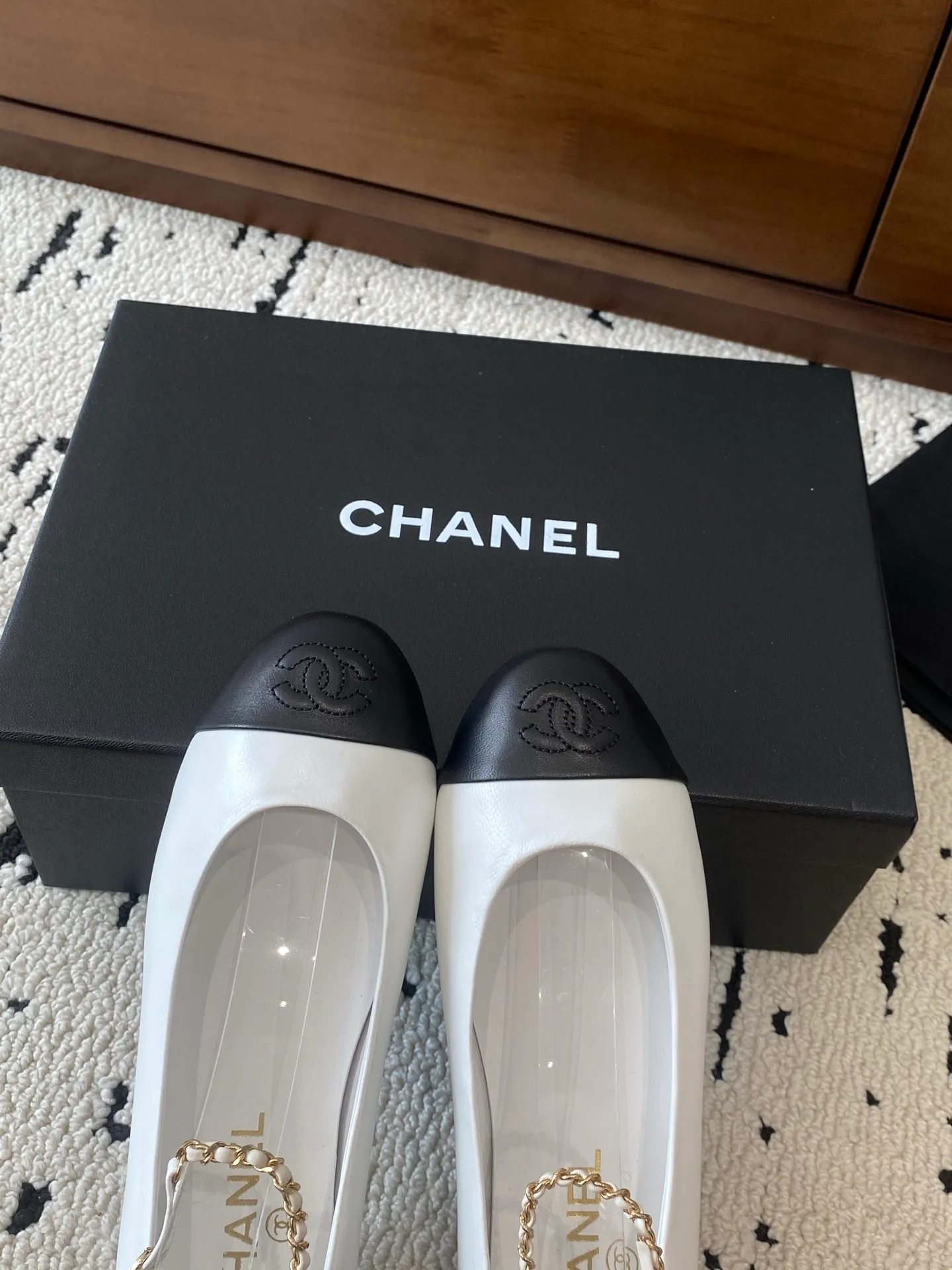 👟👟Ex-factory price 580👟👟 🍀CHANEL2025 new autumn and winter model, Mary Jane leather Chanel Xiaoxiang C home flat classic metal chain shoes Comfortable Mary Jane shoes Catwalk advanced ready-to-wear customization, simple yet sweet and playful Solid color fabric is refreshing and easy to wear Buckle design shoes are more heeling Upper: Customized sheepskin Inner foot pad: sheepskin Sole: Italian leather sole Size: 35-40 (40 customization is non-refundable) 👉 👉 Buy now👉 Buy now👉
